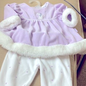 Le top 2 piece EUC violet and white set.  6 months soft velour